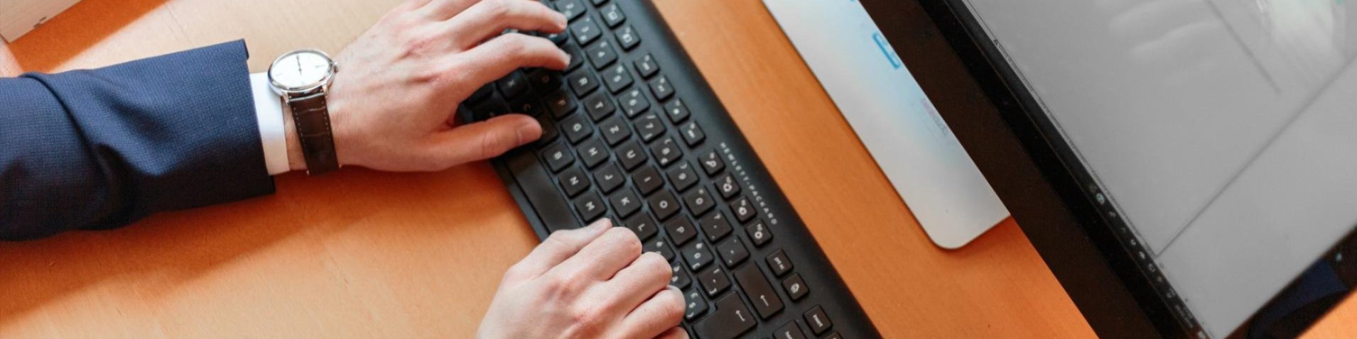 Tastatur med PC og en mann 