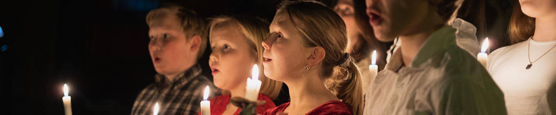 Tastatur med PC og en mann 