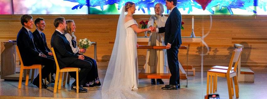 Tastatur med PC og en mann 