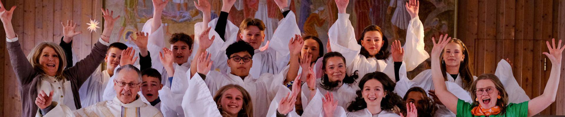 Tastatur med PC og en mann 