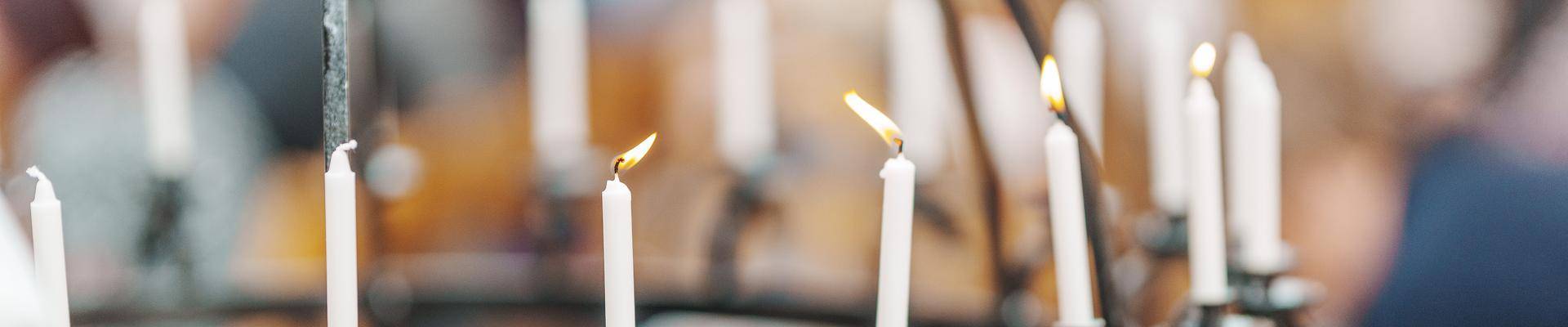 Tastatur med PC og en mann 