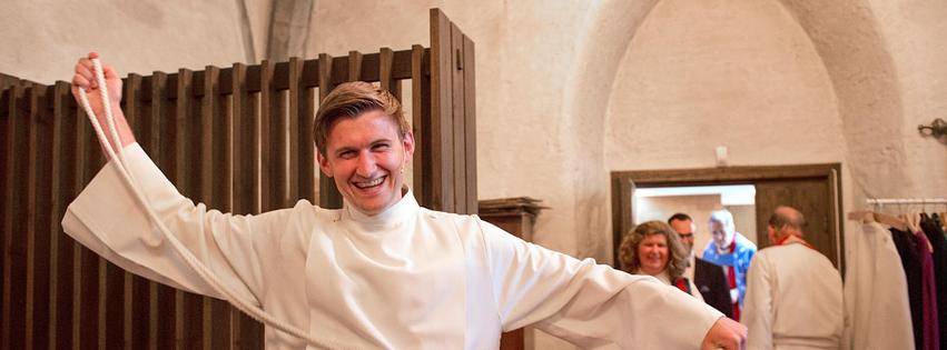 Tastatur med PC og en mann 