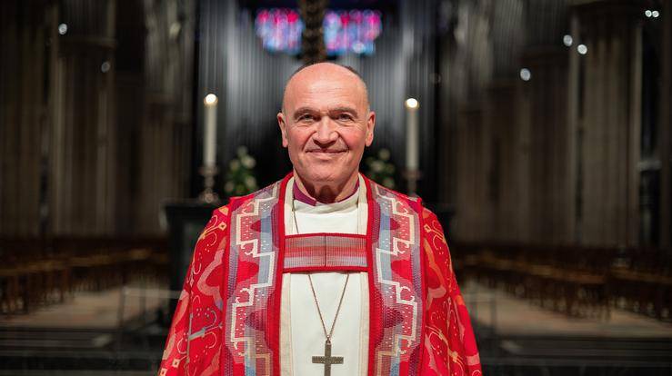 Bilde av biskop Jan Otto Myrseth med rød bispekåpe.