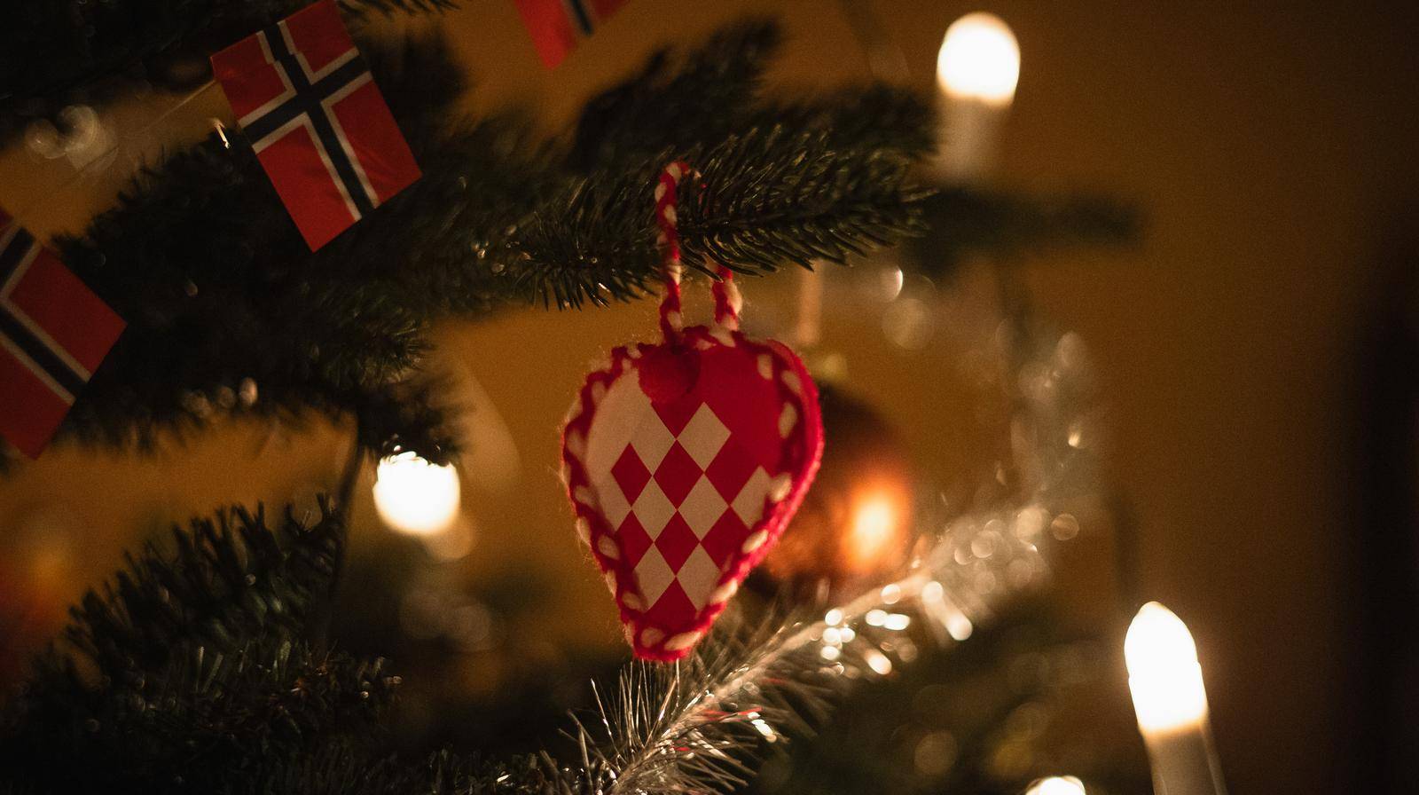 En flettet kurv henger på et juletre. Foto: Den norske kirke