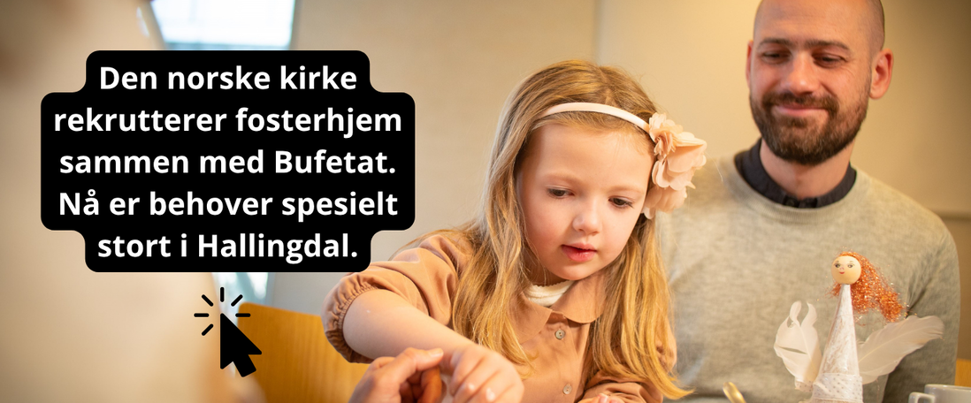 Bilde av ei jente med en mann som smiler i bakbrunnen. Foto: Sven-Erling Brusletto