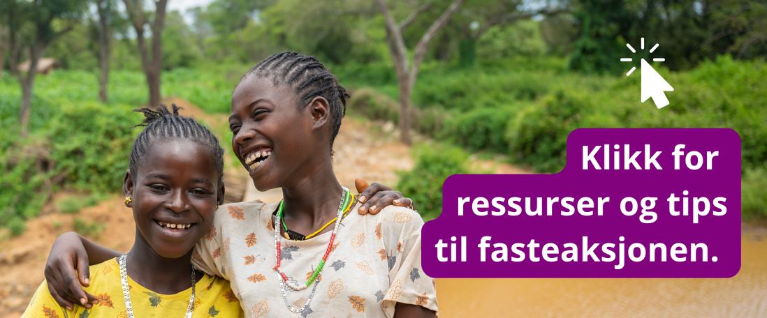 To afrikanske jenter holder rundt hverandre og smiler. Foto: Håvard Bjelland