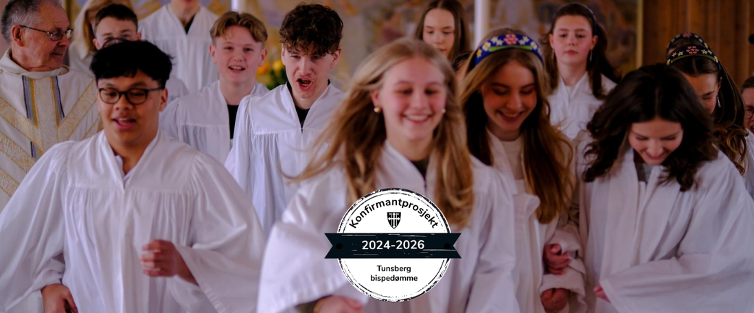 Glade konfirmanter som løper mot kamera.