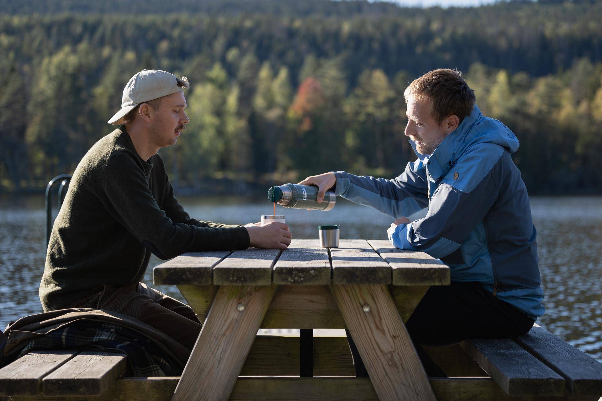Bilde av Helle Grenheim i samtale på scenen i Sandefjord kirke.