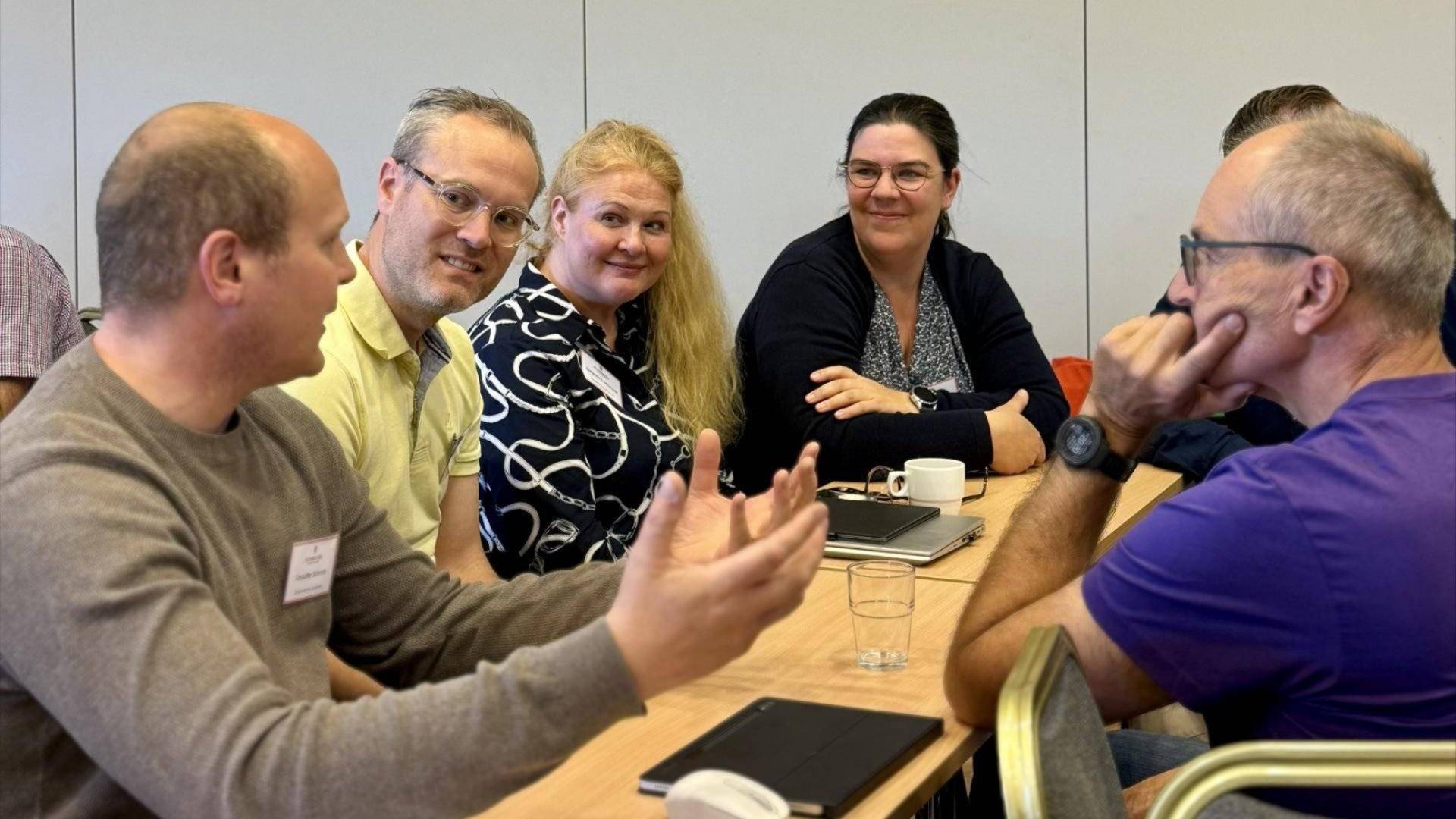 Bilde av prester som samtaler rundt et bord. Foto: Torill Landaasen
