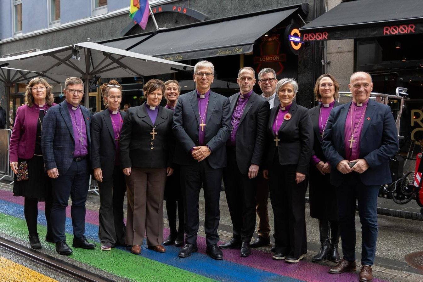 Alle biskopene foran London pub.