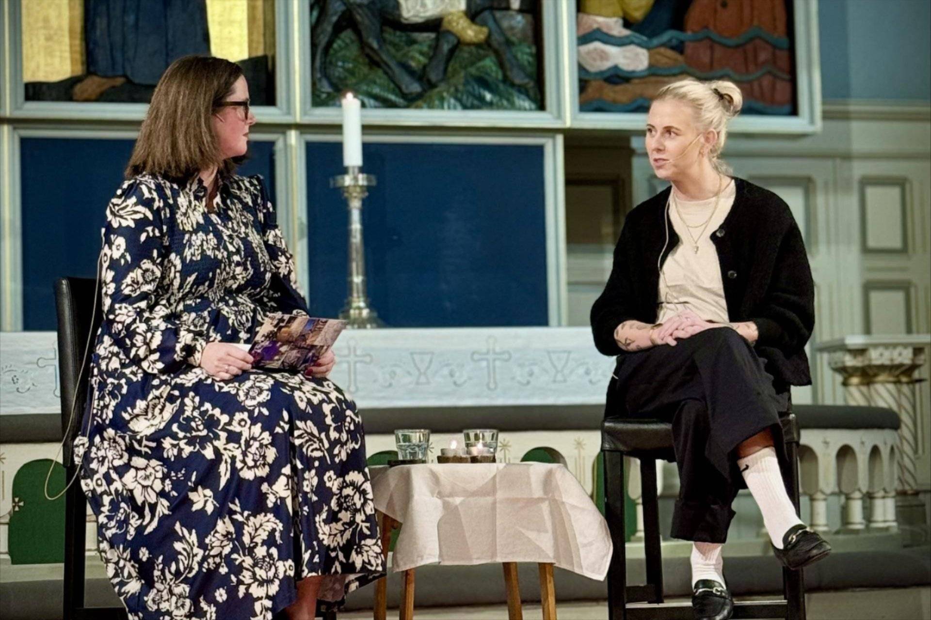 Bilde av Helle Grenheim i samtale på scenen i Sandefjord kirke.