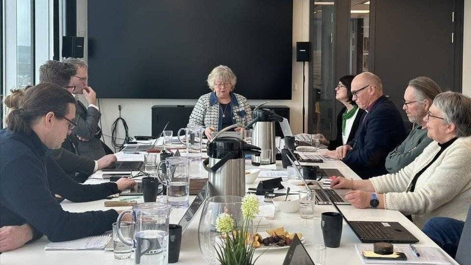 Bilde av bispedømmerådet rundt et bord. Foto: Torill Landaasen