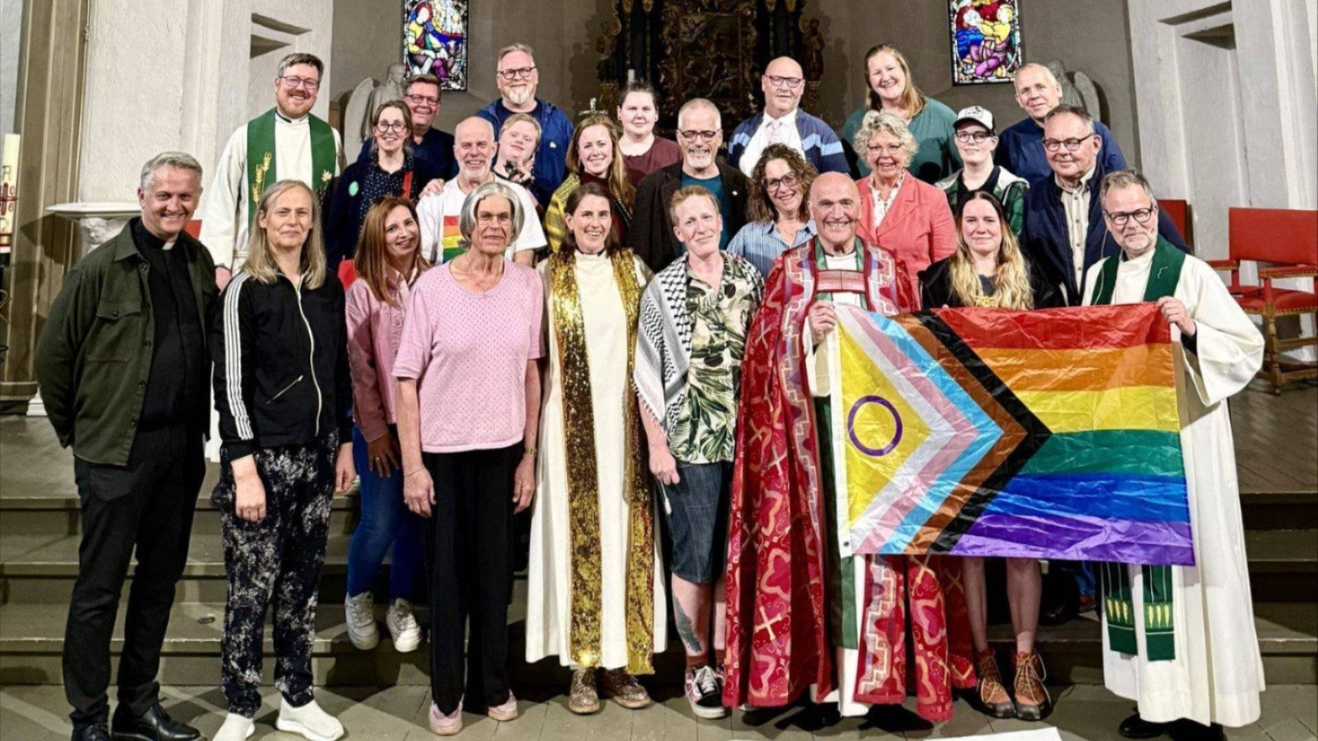 Bilde av Helle Grenheim i samtale på scenen i Sandefjord kirke.