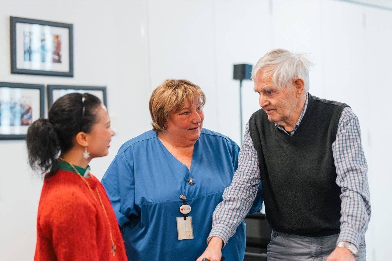 Bilse av en eldre mann som snakker med en diakon og en sykepleier. Foto: Kirkerådet / Torstein Kiserud