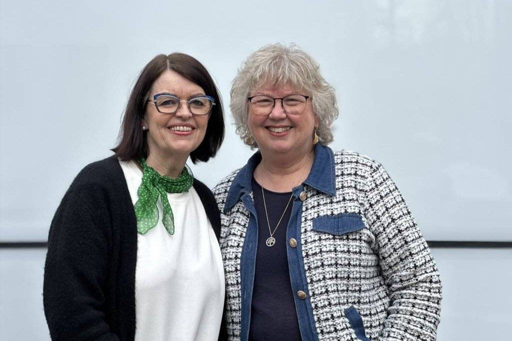 Bilde av Gunnbjørg Furuset og Lill Tone Grahl-Jacobsen. De smiler. Foto: Torill Landaasen