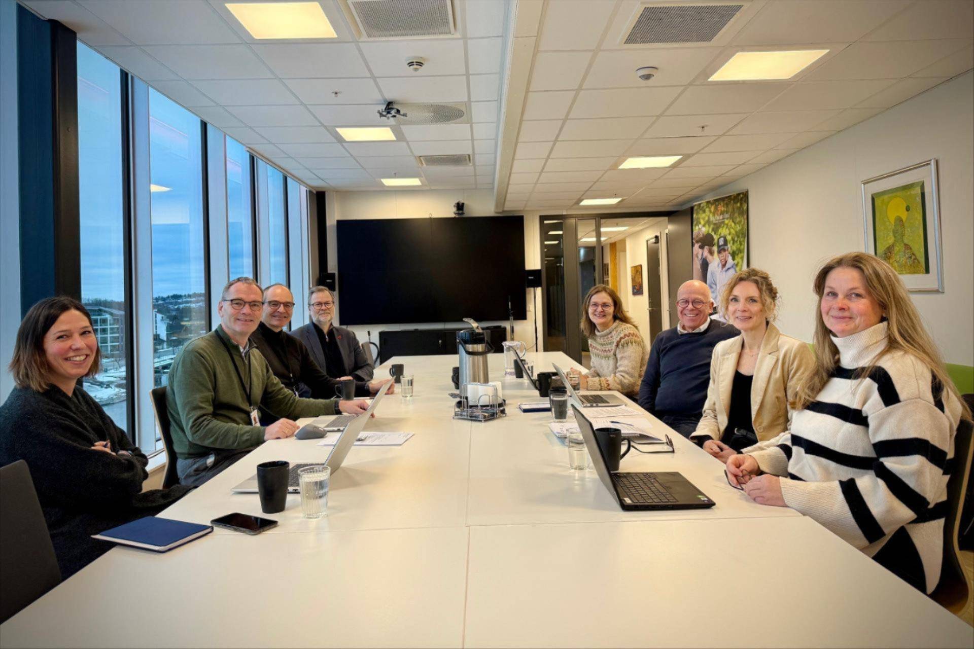 Bilde av medlemmene i Tunsberg arbeidsgiverforum rundt et bord. Foto: Torill Landaasen