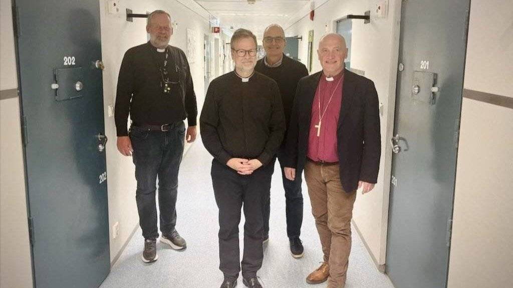 Bilde av tre kollegaer som snakker sammen mens de noterer. Foto: Torstein Kiserud / Den norske kirke 