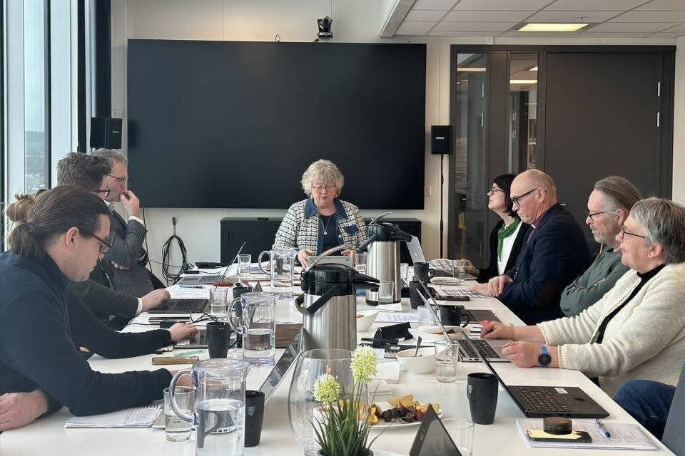 Bilde av bispedømmerådet rundt et bord.