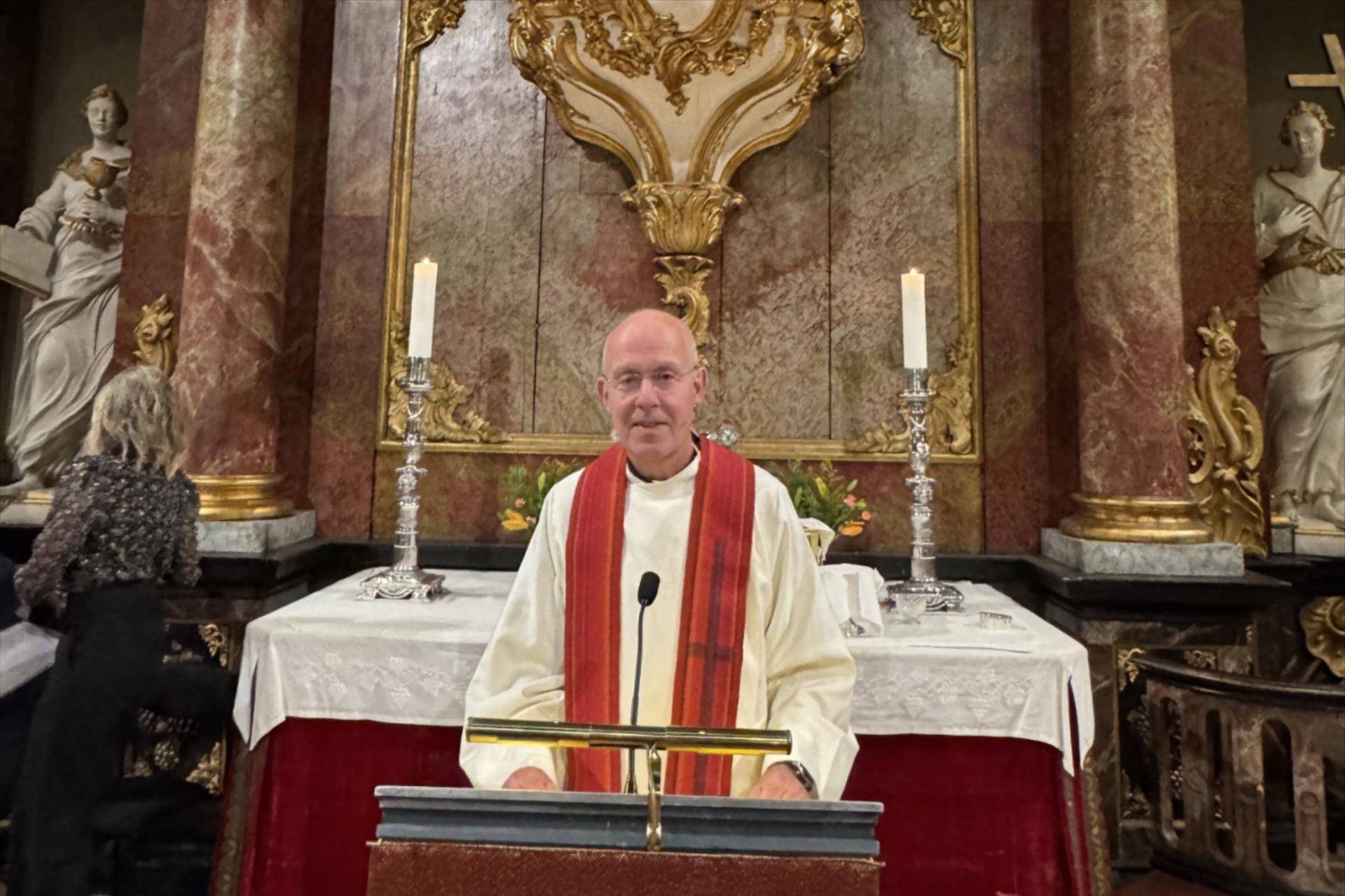 Bilde Av prost Roar Tønnessen foran i Kongsberg kirke.
